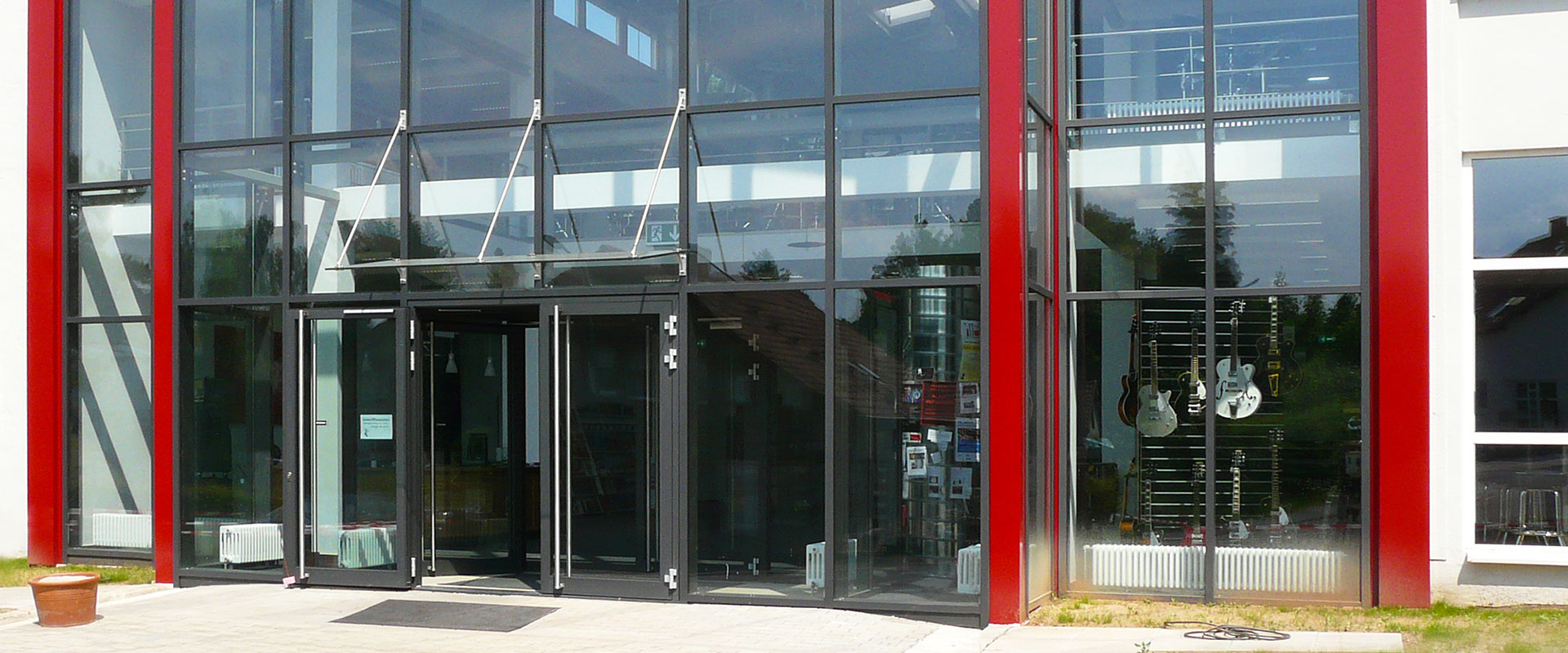 In Heusweiler und Saarbrücken im Saarland Fenster, Haustüren, Aluminium-Fassaden und Wintergärten.